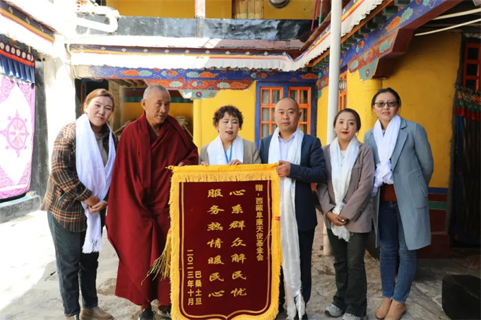 西藏阜康天使基金会资助社区独居老人和寺庙僧人